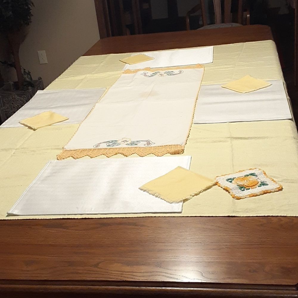 11-pc "Think happy" yellow 58" X 72" tblcloth,plc.mt,napkins, runner, potholder.